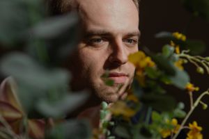 Når Mads Vad ikke pendler til hovedstaden for at danse på nationalt tv, kobler han bedst af i selskab med tusindvis af fremmede aarhusianere på Aarhus Stadion, hvor alle er sammen om passionen for boldspillet.