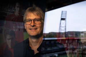 Morten Bruun, fodboldekspert og kommentator, har besøgt 43 nuværende og tidligere topklubber i hele landet og lavet en fortælling om noget af det, der binder os sammen.