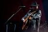 Selvom Neil Young er blevet 70 år, kan han sagtens knalde tre timers koncert af på Roskilde Festival. Foto: Thomas Borberg