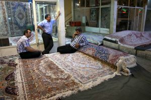 Tæppehandlere venter på kunder i Teherans gamle basar. Frustrationer over Irans belastede økonomi og sanktionerne har medvirket til en folkelig modstand med styret. Foto: Vahid Salemi/AP