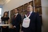 - Nu vil jeg sidde med hatten i hånden, og du bliver den strenge kassemester, siger Claus Hjort Frederiksen (th.) til Kristian Jensen. Foto: Polfoto