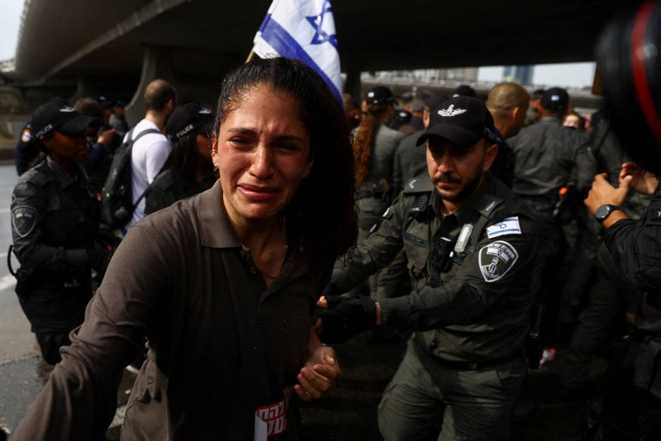 Analyse: Masseprotester og strejker efter fyringen af Israels forsvarsminister intensiverer presset på Netanyahu i bittert opgør om retsreform, der vil svække landets højesteret. .