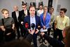 Finansminister Nicolai Wammen (S) samt Pernille Skipper (EL), Søren Pape Poulsen (K), Troels Lund Poulsen (V), Sofie Carsten Nielsen (RV), Josephine Fock (ALT), Pia Olsen Dyhr (SF), beskæftigelsesminister Peter Hummelgaard (S) og erhvervsminister Simon Kollerup (S) under doorstep efter forhandlinger om en økonomisk sommerpakke. Foto: Philip Davali/Ritzau Scanpix