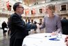 Beskæftigelses- og integrationsborgmester i Københavns Kommune Cecilia Lonning-Skovgaard (V) udveksler et håndtryk, som sammen med en underskrevet erklæring udløser dansk statsborgerskab. På grund af coronavirus-udviklingen anbefaler regeringen nu, at sådanne ceremonier bliver udskudt. Foto: Ida Guldbæk Arentsen/Ritzau Scanpix