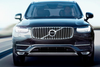 Den nye Volvo XC90 har som standard en nødbremse, der selv bremser bilen ned, hvis der er forhindringer, helt op til topfarten. Den byder også på nye smalle LED-forlygter kaldet Thors Hammer. Foto: Volvo