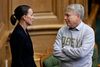 Uffe Elbæk fra Alternativet lød noget desillusioneret efter at have overværet torsdagens afslutningsdebat i Folketinget. Her ses han i samtale med miljøminister Kirsten Brosbøl (S).
