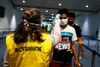 En sundhedsmedarbejder tjekker rejsende i Indonesien med en scanner til at måle temperatur. Foto: Ajeng Dinar Ulfiana/Reuters