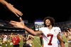 Colin Kaepernick har ad flere omgange de seneste uger nægtet at rejse sig til USA's nationalmelodi før en kamp. Nu møder han opbakning fra USA's præsident. Foto: Denis Poroy/AP