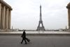 Paris og andre europæiske hovedstæder ligner ikke mere sig selv. Her ses en enlig kvinde med en ansigtsmaske på Trocadero-esplanaden nær Eiffeltårnet i Paris. Foto: Ludovic Marin / AFP