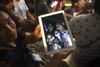 Ekkapol Chantawong (th. på tablet) har i et brev til forældrene undskyldt. Foto: Lillian Suwanrumpha/AFP