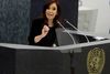 Argentinas præsident Cristina Fernandez insisterer på, at en række amerikanske hedgefonde skal give afkald på noget deres tilgodehavende i det sydamerikanske land.