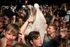 Ungdommen stod ikke tilbage for festen torsdag nat. Foto: Benjamin Nørskov.