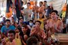 Migranter om bord på redningsskibet Sea-Watch 3 reagerer på at, at skibet fredag den 6. august har fået lov til at gå i havn i Trapani på Sicilien. Nogle af de 257 migranter har været til søs i en uge. Foto: Darrin Zammit Lupi/Reuters
