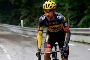 Primoz Roglic endte hurtigt bag feltet og sad til sidst helt isoleret i løbet af 8. etape i Tour de France, hvorefter han udgik af løbet. (Photo by Thomas SAMSON / AFP)  
