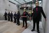 På hovedkvarteret for fondsbørsen, London Stock Exchange, har demonstranter klædt i sorte jakkesæt og røde slips blokeret svingdøren til bygningen ved at lime sig fast. Foto: Simon Dawson/Reuters