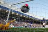 Leicesters James Maddison bragede bolden i mål på et fornemt langskud mod Tottenham, og så vandt Kasper Schmeichel og co. opgøret i Premier League 2-1. Foto: Reuters