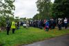 En civil betjent og indsatsleder (tv) skred ind under begravelsesceremonien og bad imamen om at få folk til at rykke tilbage, så forsamlingen kunne blive delt op i mindre grupper. Foto: Marie Ravn