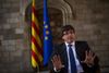 Cataloniens præsident, Carles Puigdemont, skal tale i Cataloniens parlament tirsdag aften. På forhånd gættes der på, om han vil stå fast på at erklære Catalonien selvstændigt. Foto: Emilio Morenatti/AP