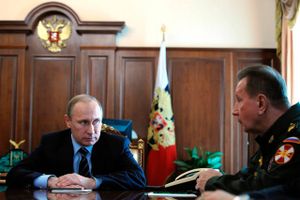 Den russiske præsident Vladimir Putin (tv) har udnævnt general Viktor Zolotov (th) til chef for den nye styrke, der skal rumme op til 400.000 mand. Foto: AP/Mikhail Klimentyev
