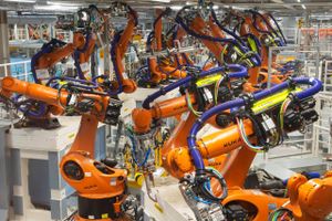 Massevis af industrirobotter, men ingen mennesker, på Volkswagens fabrik i Zwickau, syd for Leipzig. Foto: AP/Jens Meyer
