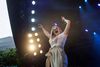Britiske Anne-Maries musik virkede flygtig på en af de store Smukfest-scener. Der var alt for langt mellem brændende snapse og melodiske hapsere, og der var komplet fravær af show-kreativitet. Foto: Morten Lau-Nielsen