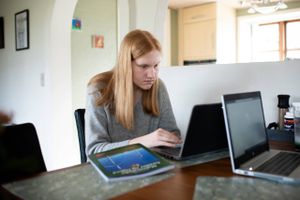 Mere end halvdelen af landets skoler holder fast i fjernundervisning, selv om eleverne i 5.-8. klasse nu skulle i skole udendørs i stedet for, lyder det fra skolelederne.