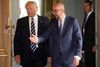 USA’s præsident, Donald Trump, i samtale med Belgiens premierminister, Charles Michel, inden et møde onsdag i Bruxelles. Trump er i Belgien til et kort Nato-topmøde. Foto: Olivier Matthys/AP