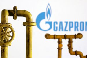 Melding fra russiske Gazprom tyder på en halvering af de i forvejen nedsatte gasleverancer til Europa.