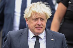 Mens to rivaler kæmper om at blive Storbritanniens næste leder, har den afgående premierminister, Boris Johnson, holdt bryllupsfest.  