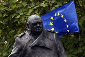Pro-Europa-tilhængere har hængt et EU-flag op bag en buste af Churchill i London. Foto: Chris Radburn/AP