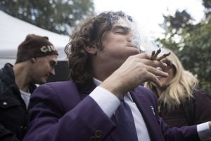 En mand har gang i flere joints på samme tid for at fejre legaliseringen af cannabis i Canada. Foto: Chris Young/AP