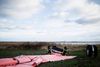 På vejen Havstokken ved Køge Bugt nord for Køge lagde medlemmer af beredskabsstyrelsen onsdag en såkaldt watertube ud, der derefter skal fyldes op med vand for at holde en eventuel stormflod tilbage. Foto: Nanna Navntoft/Polfoto