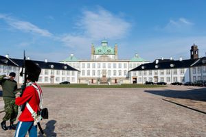 Den 11. oktober er det 300 år siden, at kongehusets nyopførte slot ved Esrum Sø i Nordsjælland blev officielt indviet og fik navnet Fredensborg Slot. Siden har det dannet rammen om et meget stort antal af kongehusets aktiviteter, og det gør det stadig.