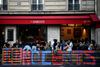 De franske cafeer bør man fortsat holde sig fra. Foto: Christophe ARCHAMBAULT / AFP