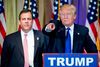 Chris Christie (t.v) blev tirsdag gjort til grin på twitter, da han lignede en, som blev holdt som gidsel af Trump. Nu afviser han, at han skulle være kidnappet.