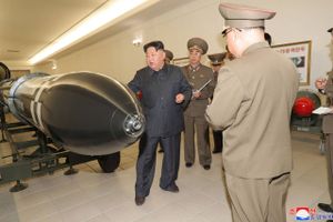 Den nordkoreanske leder vil øge produktionen af radioaktivt materiale og dermed også arsenalet af atomvåben.