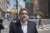 Trumps tidligere advokat Michael Cohen på et billede fra april på gaden i New York. Foto: Seth Wenig/AP