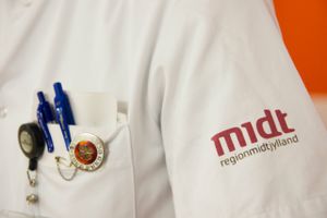 Både sundhedsministeren, sundhedsordførere og Kræftens Bekæmpelse kræver forklaringer på, hvordan det kan ske, at alvorligt syge patienter risikerer at vente op til to måneder på at blive opereret.