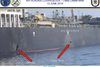 Den amerikanske flåde har offentliggjort dette billede af olietankeren Kokuka Courageous. Det er genstanden til højre, som USA mener Iran her fjernet efter angrebet. Foto: U.S. Navy/Handout via REUTERS