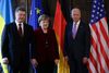 Tysklands kansler Angela Merkel (i midten) er fanget mellem ønsket om en fredelig løsning på Ukraine-krisen og USA's pres for at støtte ukrainerne med våben i kampen mod de russiske separatister. Her ses hun med Ukraines præsident Petro Poroshenko og den amerikanske vicepræsident Joe Biden.
