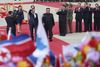 Sydkoreas præsident Moon Jae-in bliver modtaget af Kim Jong-un ved ankomsten i Nordkorea. Foto: Pyonyang Press Corp/AP