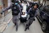 Israelske sikkerhedssoldater arresterer en ultraortokoks jøde i Mea Shearim nær Jerusalem. Foto: Ahmad Gharabli/AFP