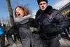 Kongressen i Skt. Petersborg med deltagelse af højreekstremistiske partier fra Vesteuropa blev mødt af demonstrationer i byens gader. Her trækkes en demonstrant bort af en betjent. Arkivfoto: Dmitrij Lovetsky/AP