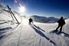 Er der sol på pisterne, skal man have solcreme med for ikke at blive forbrændt på skiferien. En læbepomade er også en essentiel del af udrustningen.