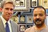 Ambassadør Christopher Stevens (til venstre) - her sammen med en libysk forretningsindehaver - blev advaret om sikkerheden på det konsulat, hvor han kort efter omkom.