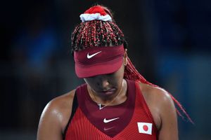 Naomi Osaka led et overraskende nederlag i to sæt i anden runde mod tjekken Marketa Vondrousova.