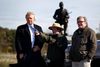 Steve Bannon (th), her sammen med Dunald Trump og en parkbetjent under valgkampen. Valget Af Bannon har rejst kritik flere steder. Foto: Evan Vucci/AP