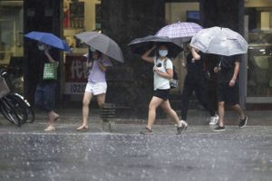 Tyfonen Chanthu er på vej mod Shanghai med 170 kilometer i timen. Den ventes at medbringe kraftig regn.