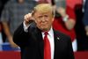 Præsident Donald Trump har indledt den sidste slutspurt på hans kampagne med anklager mod Demokraterne. Her peger han ud til sine tilhængere i Estero, Florida. Foto: Chris O'Meara/ AP Foto.