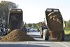 Fra morgenstunden blev den 1,4 km lange Skovgårdsvej spærret af bigballer og store bunker grus. Manden bag aktionen er landmand Martin Lund Madsen i en protest over, at Vejen Kommune og Banedanmark har anlagt vejen hen over hans jord. Foto: John Randeris/Ritzau Scanpix